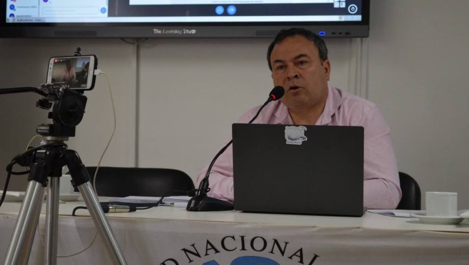 Paul Osovnikar vicerrector de la Universidad Nacional del Comahue presidió la reunión del consejo superior (prensa Unco)