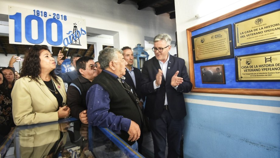 En el monolito del Pozo Uno se colocaron ofrendas florales y en el museo de Veteranos de YPF se descubrió una placa. (Foto: gentileza)