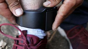 Incumplió una restricción por violencia de género en Cipolletti y una jueza ordenó recolocar la pulsera electrónica