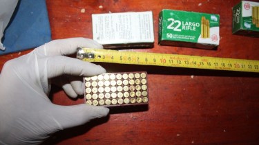 Un allanamiento por amenazas en Cinco Saltos destapó un arsenal con seis armas y más de 200 municiones