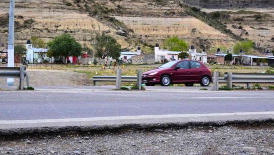 El hecho ocurrió en un puente lindante a la Ruta 22 y frente al cementerio de Regina. Foto Archivo.