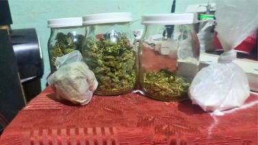 Investigaban una estafa en Roca y todo terminó en el hallazgo de drogas tras un allanamiento