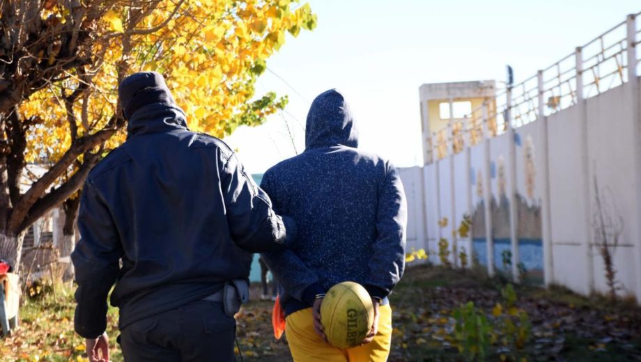 Matías Subat registró a un interno caminando con la pelota hacia el muro durante un entrenamiento de rugby intramuros en la Unidad 11 de Neuquén. Esa imagen fue seleccionada para la Muestra Anual de Fotoperiodismo ARGra.