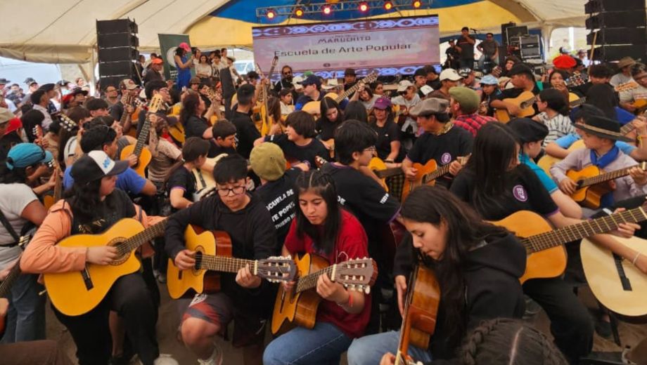 El homenaje al santito hecho música: guitarras en alto y emoción en integrantes de las Escuelas de Arte Popular del IUPA.
