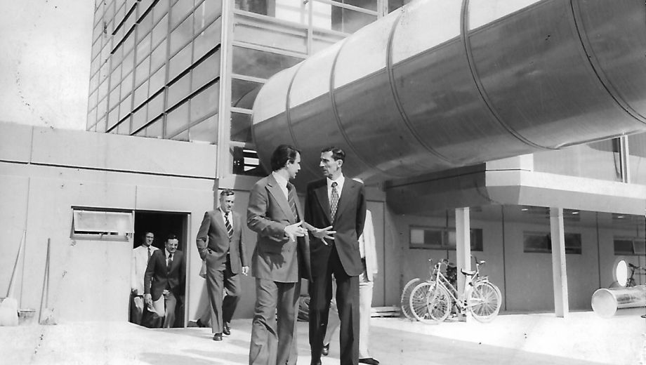 Primera visita del gobernador Acuña a la ciudad durante la inauguración del banco, en 1978. Archivo Río Negro. 