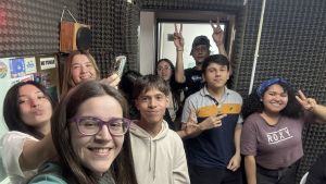 Del aula a la radio: la democracia con voz joven