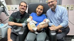 Del quirófano a los brazos: nacieron los gemelos operados tras una cirugía fetal en Neuquén