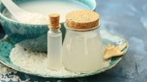 El ritual con agua, aceite y arroz para hacer una limpieza energética que es viral en redes 