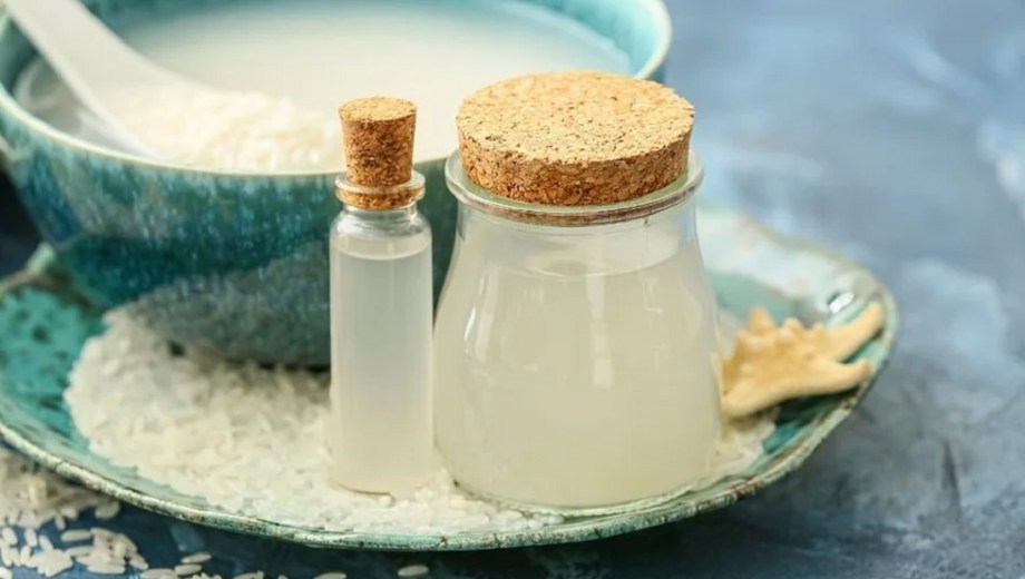 Ritual con agua, arroz y aceite.