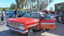 Imagen de Fiesta fierrera en Roca: 55 autos antiguos participaron de la Manzana Clásica en Paso Córdoba