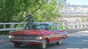 Espectáculo vintage en Roca: 13 fotos imperdibles de los autos antiguos que participaron de la Manzana Clásica