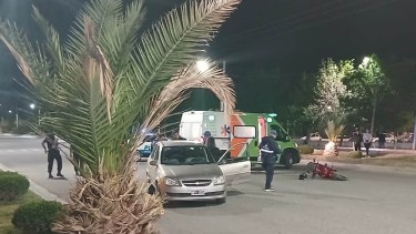 Un fuerte choque en Roca complicó el tránsito en un acceso a la Ruta 22: una motociclista fue hospitalizada