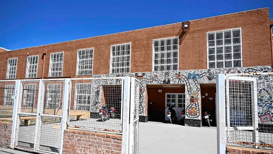 Una sentada en el colegio de barrio Nuevo visibilizó la denuncia. Foto: Juan Thomes. 