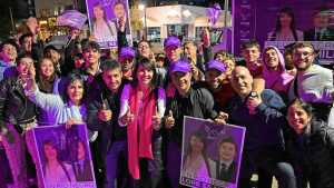 Elecciones 2025: el festejo de Lorena Villaverde en Roca tras consagrarse senadora por Río Negro