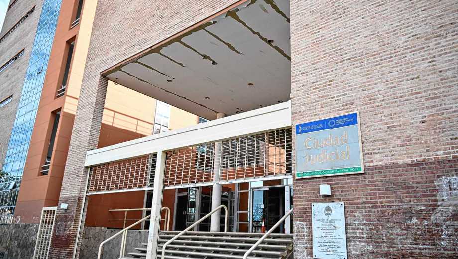 La mujer deberá presentarse a diario en fiscalía mientras avanza la investigación por presunta estafa en Roca. Foto Archivo/Juan Thomes.
