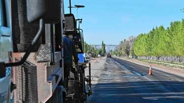 Ya comenzaron a reasfaltar la Ruta 6 que une el Alto Valle con la Región Sur de Río Negro