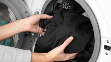 El truco del vinagre: cómo mantener la ropa negra como nueva al lavar