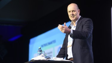 Sturzenegger a los empresarios de IDEA: «El Estado les da la libertad de elaborar los contratos y no hacen nada»