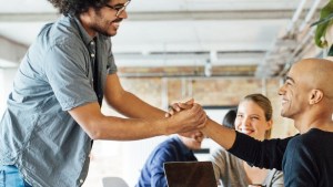 Según la psicología, qué significa saludar más de una vez a una persona en un mismo día