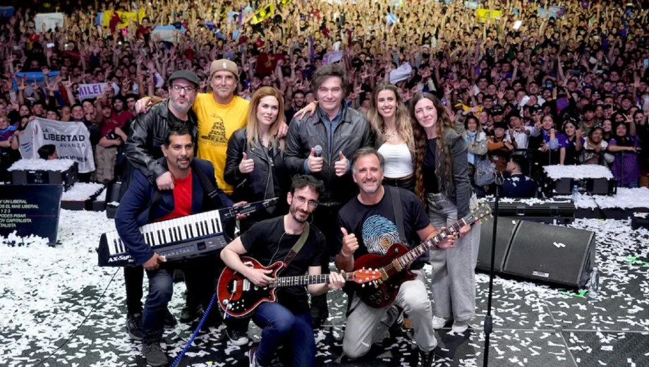 Deportivo Español comunicó la salida de Fernando Mezzina, quien participó del recital con la camiseta del Gallego. 

