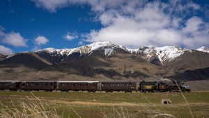 La Trochita revive el lejano Oeste con un espectáculo único en la Patagonia 