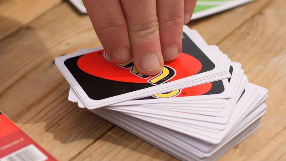"Uno", un juego de cartas ideal para llevar al río o a la playa.