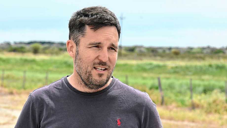 Agustín Paniz recría y engorda bovinos en Río Negro. Foto: Juan Thomes.