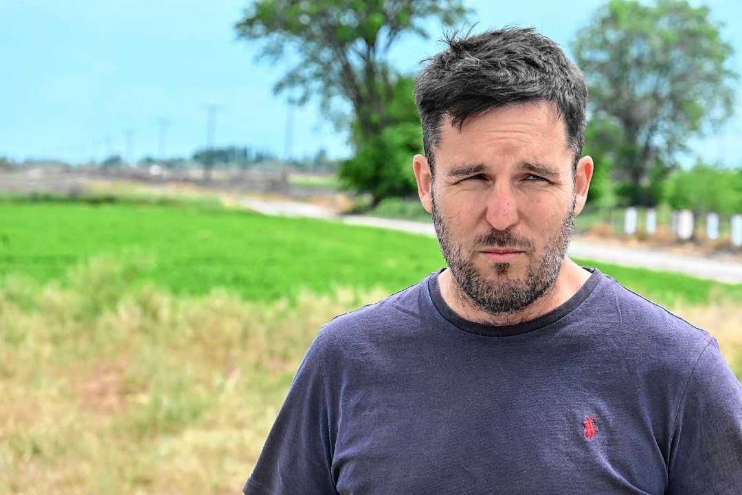 Agustín Paniz, en la chacra bajo riego que maneja en Viedma. Foto: archivo Juan Thomes.