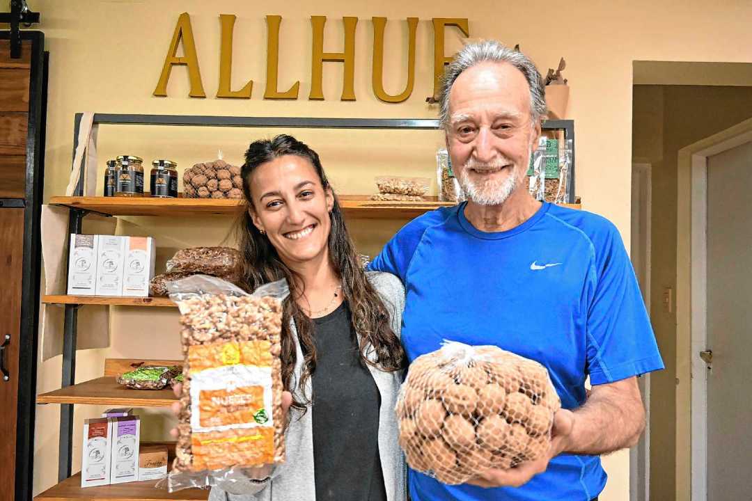 Patricia, Bruno y algunos de los productos finales. Foto: Juan Thomes.