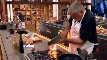 MasterChef Celebrity: Luis Ventura intentó dar vuelta la tortilla y casi arma un desastre