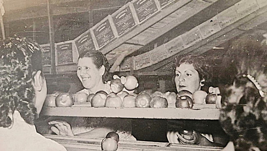 Clasificando, Elcira Contreras (izq.), una de las tantas obreras. Foto: Gentileza Ángel Darbesio. 