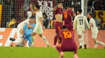 Imagen de Insólito: Roma pateó tres veces un penal, los erró todos y perdió por la Europa League