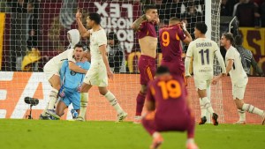 Insólito: Roma pateó tres veces un penal, los erró todos y perdió por la Europa League