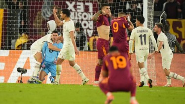 Insólito: Roma pateó tres veces un penal, los erró todos y perdió por la Europa League