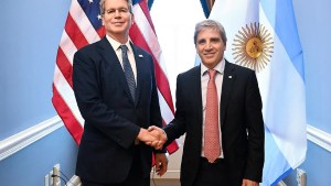 Reunión clave en Washington: Luis Caputo y Scott Bessent negocian para sostener la economía y las reservas