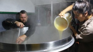 Hay solo tres productores de hidromiel en el país y uno de ellos está en El Bolsón, el único en la Patagonia