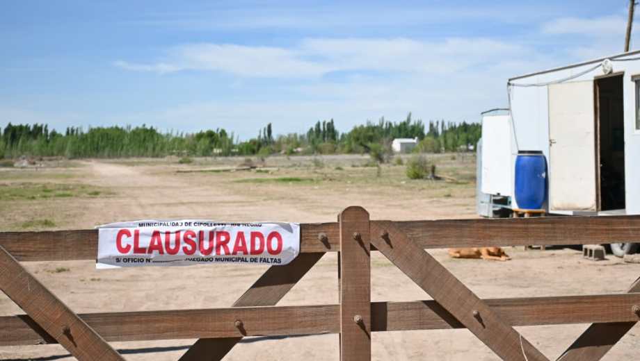 En el loteo, el municipio instaló un puesto para que no ingresen más materiales. (Foto: Flor Salto)