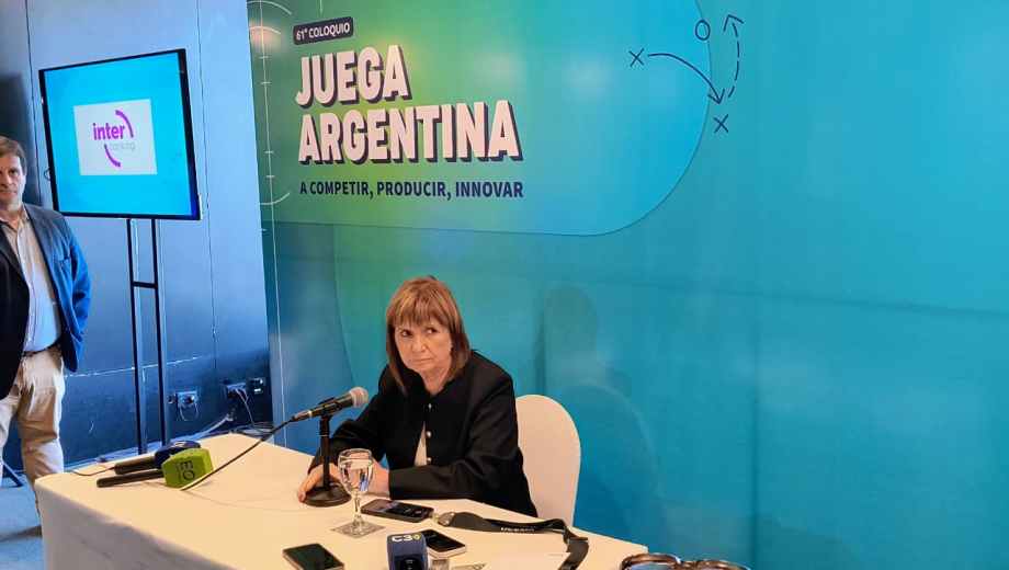Bullrich en IDEA. La ministra de seguridad no subió al escenario pero brindó una rueda de prensa.