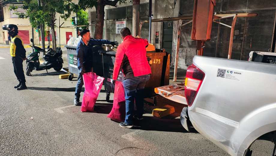 Las muestras de medicamentos vencidos estaban en los contenedores de la via pública (foto gentileza)