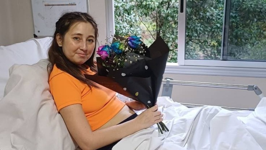 Después de meses de rehabilitación, Alison Calfunao regresa a Neuquén junto a su familia. Foto: gentileza.