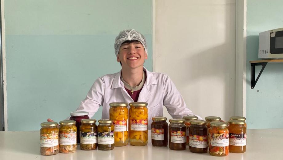 Los estudiantes de la Escuela Agraria de Regina exponen sus productos. Foto: gentileza.