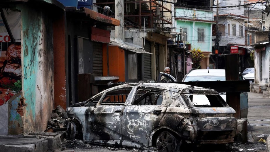 La policía custodia una calle. (Foto: REUTERS/Aline Massuca)