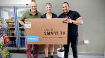 Imagen de Diario RÍO NEGRO entregó el Smart TV del sorteo por el día de la Madre