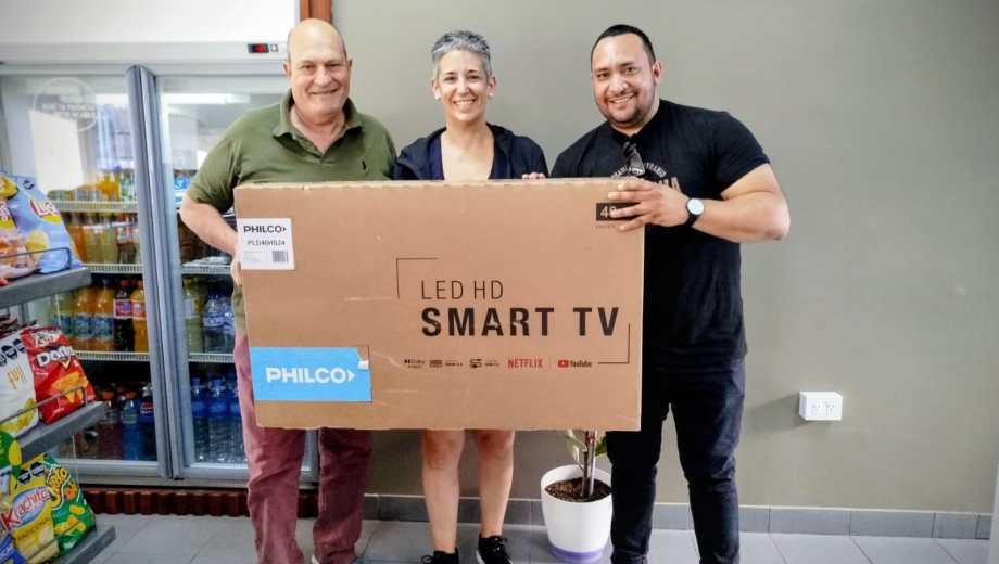 La entrega se concretó esta semana y la ganadora expresó su agradecimiento y felicidad por haber resultado seleccionada entre miles de participantes de toda la región.