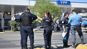 Un ciclista herido en un accidente sobre la Ruta 22, en el centro de Neuquén: estuvo cortada la circulación