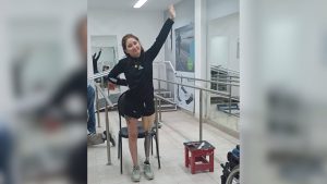 Alison vuelve a sonreír y cuenta los días para regresar a Neuquén: recibió la prótesis que le permitirá caminar