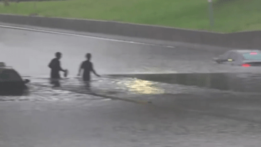 Temporal en Buenos Aires: cayeron más de 100 milímetros, y hay inundaciones y cortes de luz