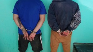 Detienen a dos hombres que asaltaron a un adolescente que iba a clases en Roca