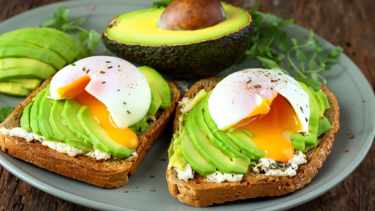 Avocado toast con huevo poché: la receta fácil que necesitas para empezar bien el día