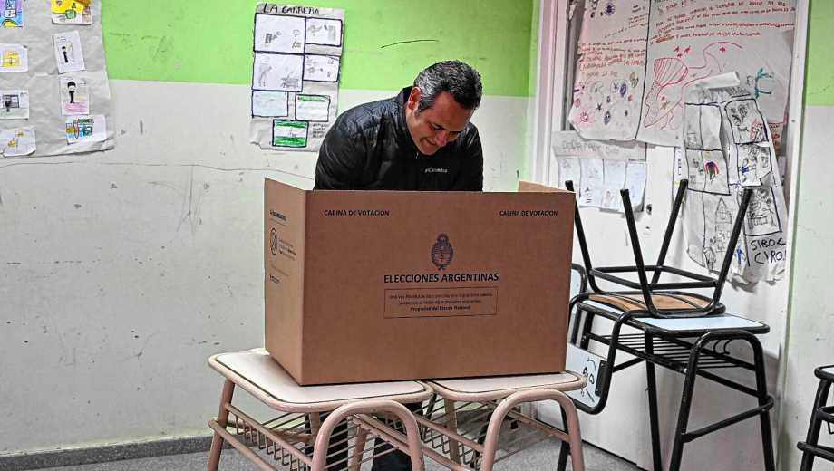 El candidato a diputado Juan Pablo Muena celebró Tras emitir su sufragio, destacó la importancia de una campaña basada en la "cercanía con la gente".